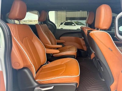 2025 Chrysler Pacifica Hybrid Pinnacle